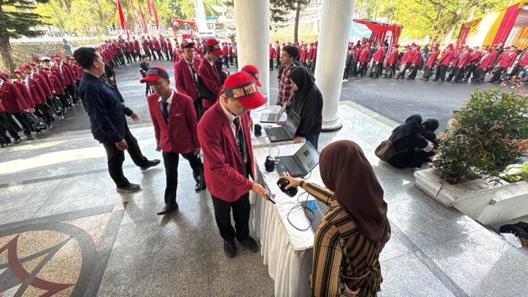 Biro INFOKOM Dipercaya Sebagai Petugas Presensi Kegiatan PESMABA T.A 2025/2026